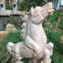 晚霞紅馬雕塑，廣場石雕馬